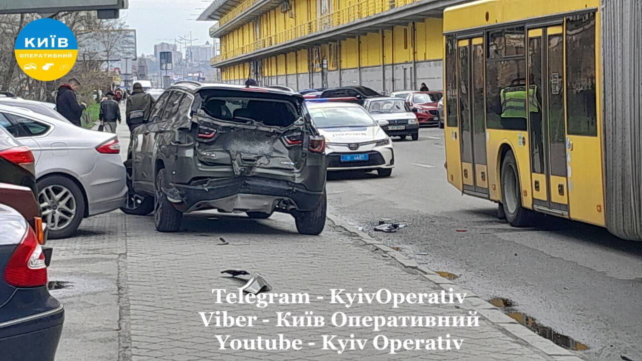 В Киеве возле ТРЦ Dream Town столкнулись автобус и легковушка: есть пострадавший. Фото