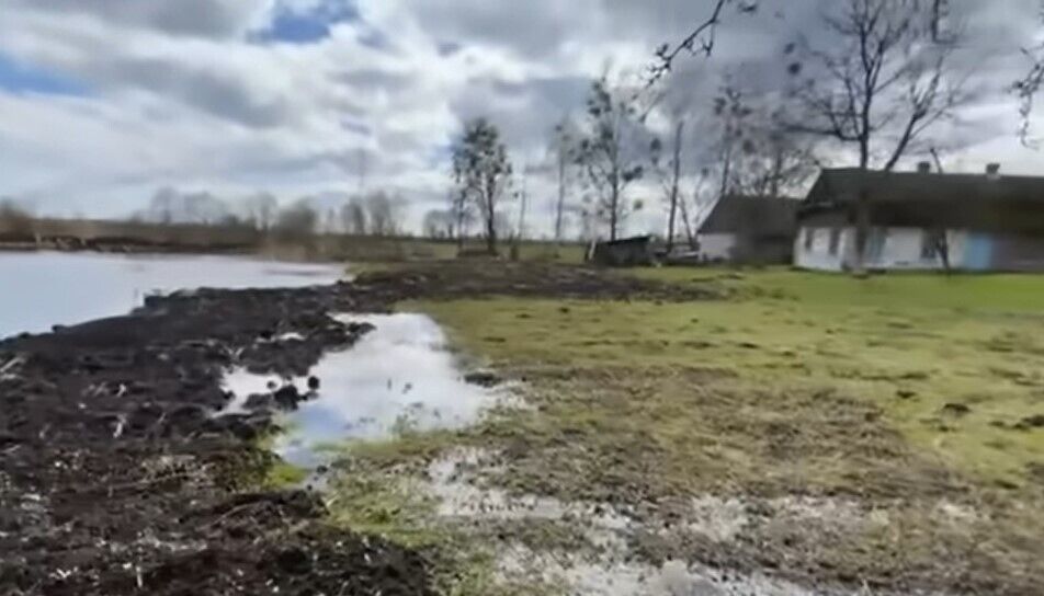 Такого не було 10 років: на Рівненщині річки виходять з берегів, є ризик прориву греблі. Відео