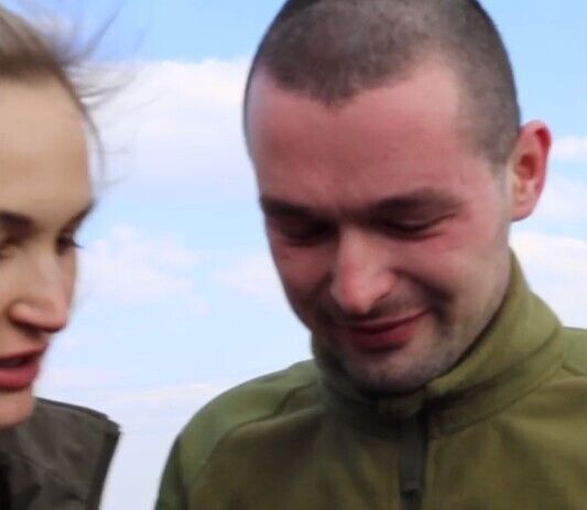 Невозможно сдержать слезы: сын впервые по возвращении из плена РФ позвонил маме. Видео
