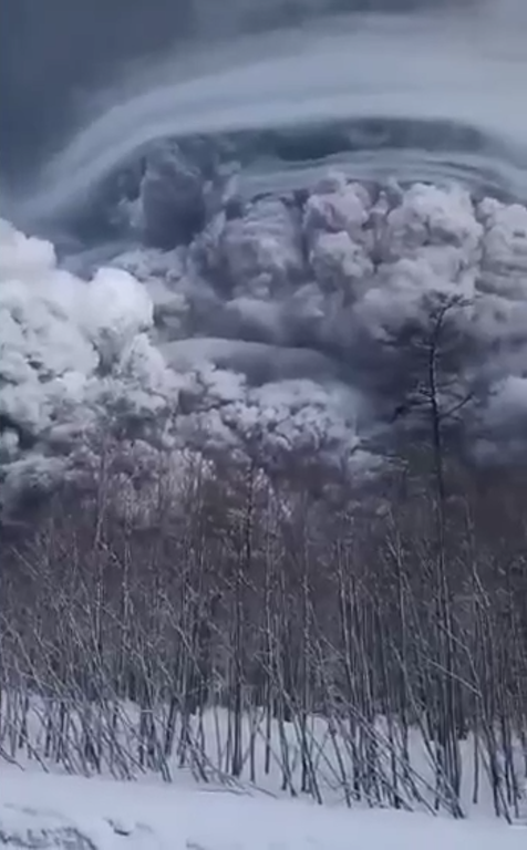 Нова напасть: на Камчатці почав вивергатися вулкан Шивелуч, село засипало попелом. Фото і відео