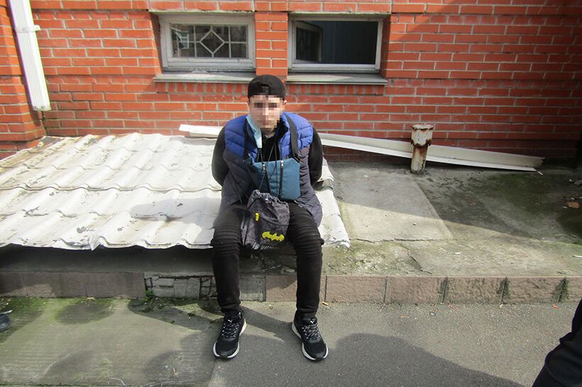 В Киеве "работник" обменного пункта скрылся через окно с валютой клиента более чем на 1 млн грн. Фото
