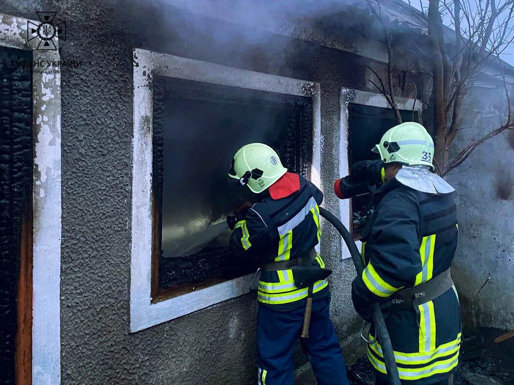 На Вінниччині у пожежі загинула родина – бабуся, її донька та чотирічний онук. Фото і відео 