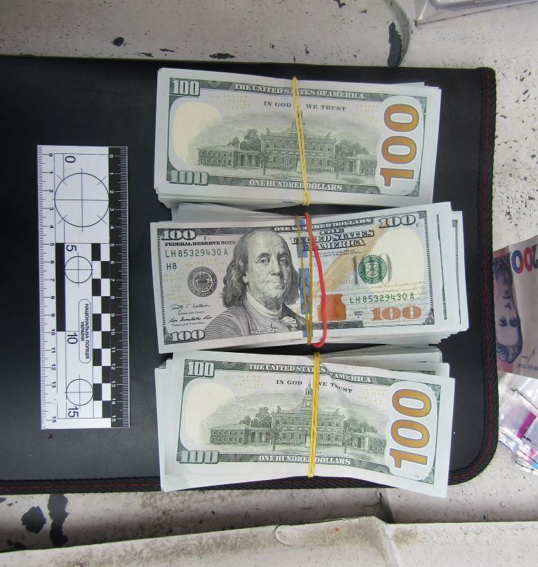 В Киеве "работник" обменного пункта скрылся через окно с валютой клиента более чем на 1 млн грн. Фото