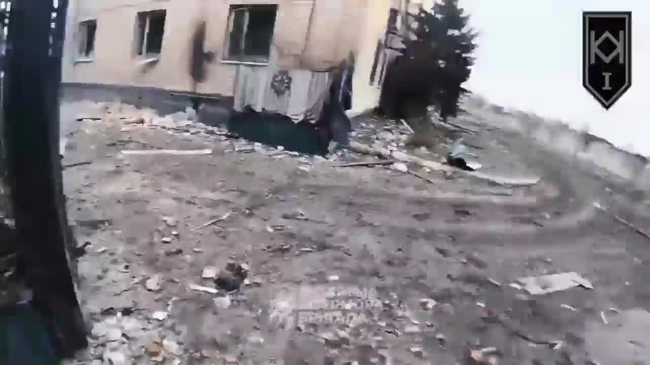 Оккупанты превратили Бахмут в руины, но за город продолжаются ожесточенные бои: в Сухопутных войсках показали видео