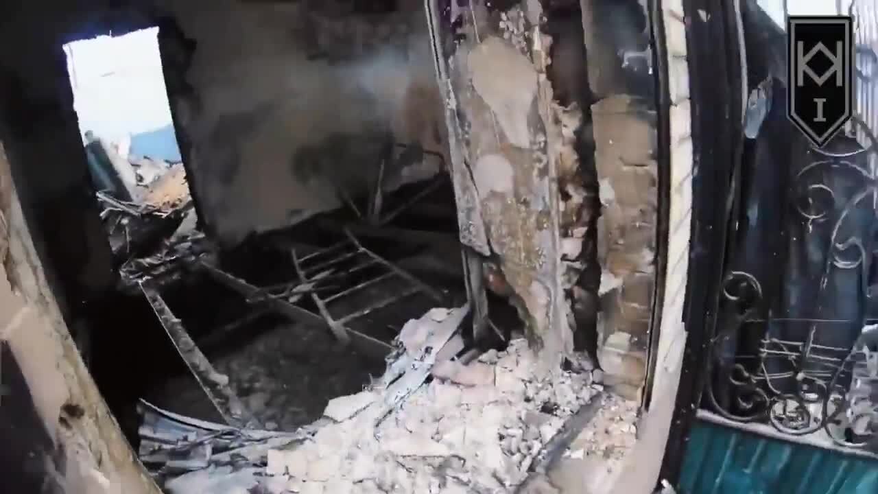 Окупанти перетворили Бахмут на руїни, але за місто тривають запеклі бої: у Сухопутних військах показали відео 