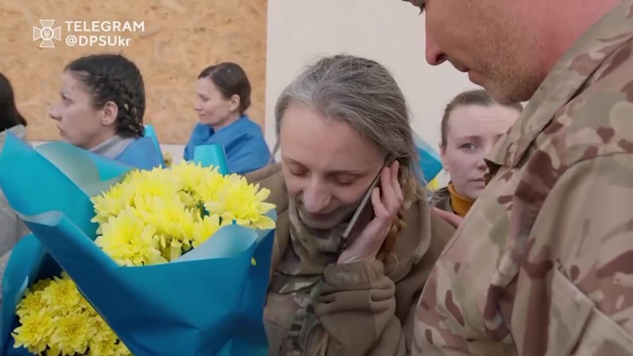 "Мама, я вернулся!" В ГПСУ показали эмоциональные кадры с освобожденными из российского плена украинцами. Видео
