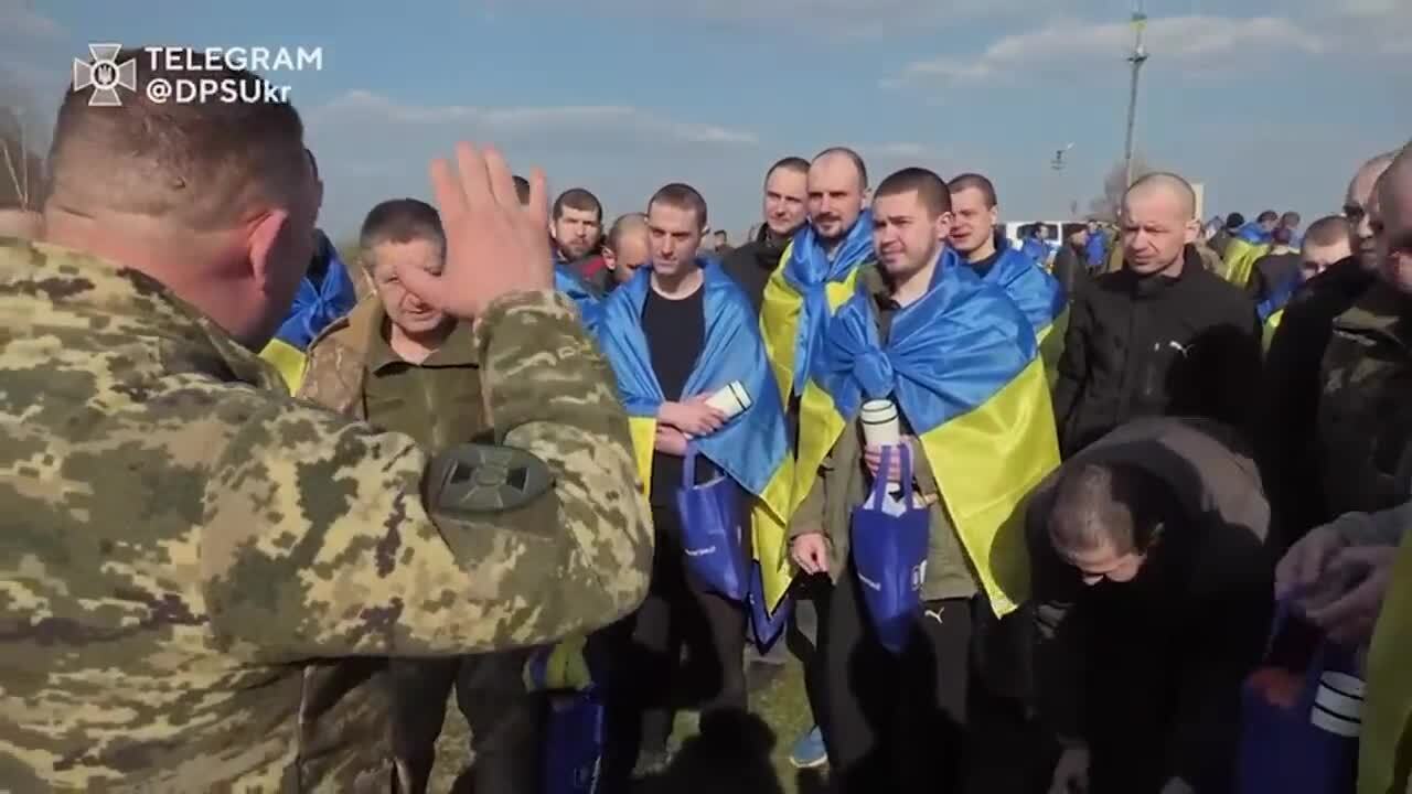 "Мамо, я повернувся!" У ДПСУ показали емоційні кадри із звільненими з російського полону українцями. Відео 