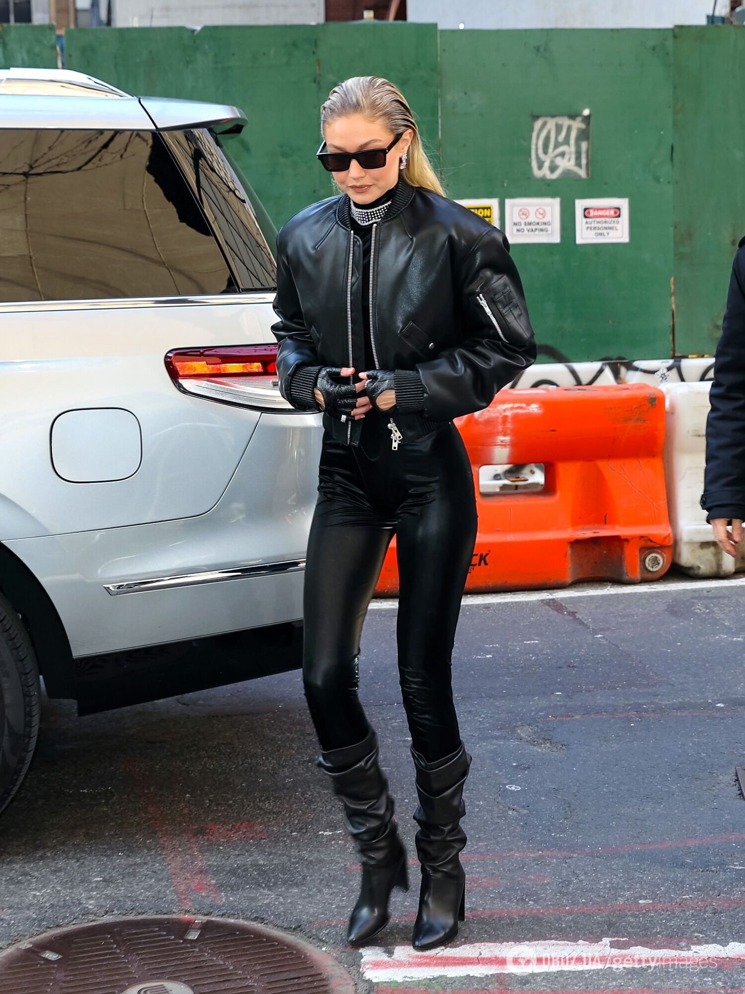 Леггинсы снова врываются в моду весной 2023: как создать шикарный образ за пять минут. Лучшие идеи с фото 