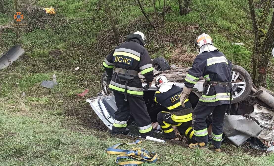 На трасі Київ – Одеса легковик на швидкості з’їхав у кювет і перекинувся: є загибла. Фото