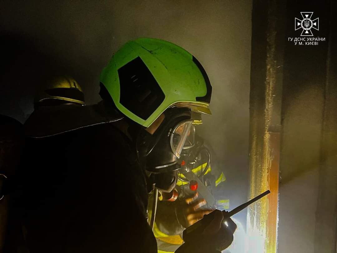 У Києві сталася пожежа в університеті імені Карпенка-Карого. Фото та відео