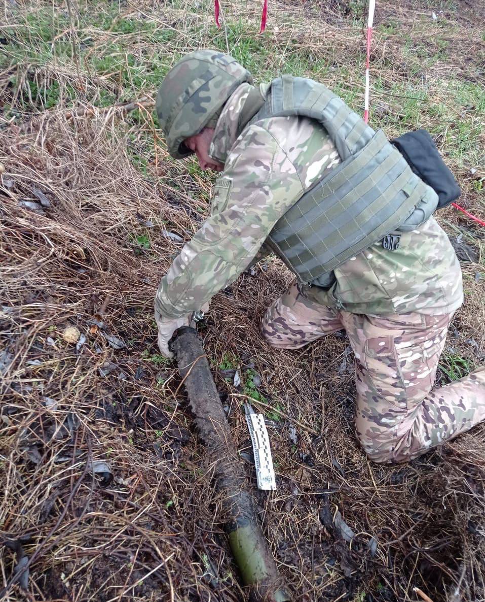 В Киевской области мужчина едва не подорвался на минах оккупантов: хотел сократить дорогу. Фото и видео