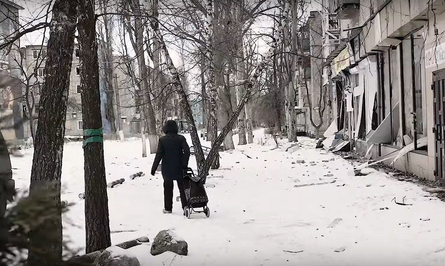 Спать можно только в подвале, но выезжать из города не хотят: Авдеевка  больше полугода живет на линии огня. Видео | War | OBOZ.UA