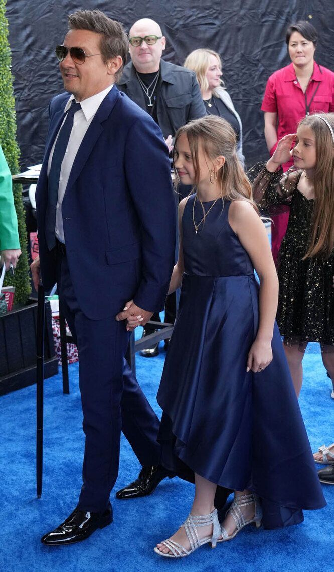 За руку з донькою: Джеремі Реннер уперше після страшної аварії з'явився на червоній доріжці. Фото
