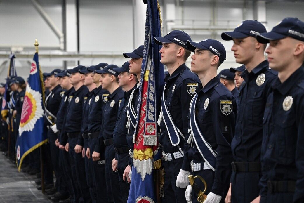 Це надзвичайна відповідальність – бути рятівником і помічником людям: Зеленський привітав випускників вишів МВС і ДСНС. Фото і відео 