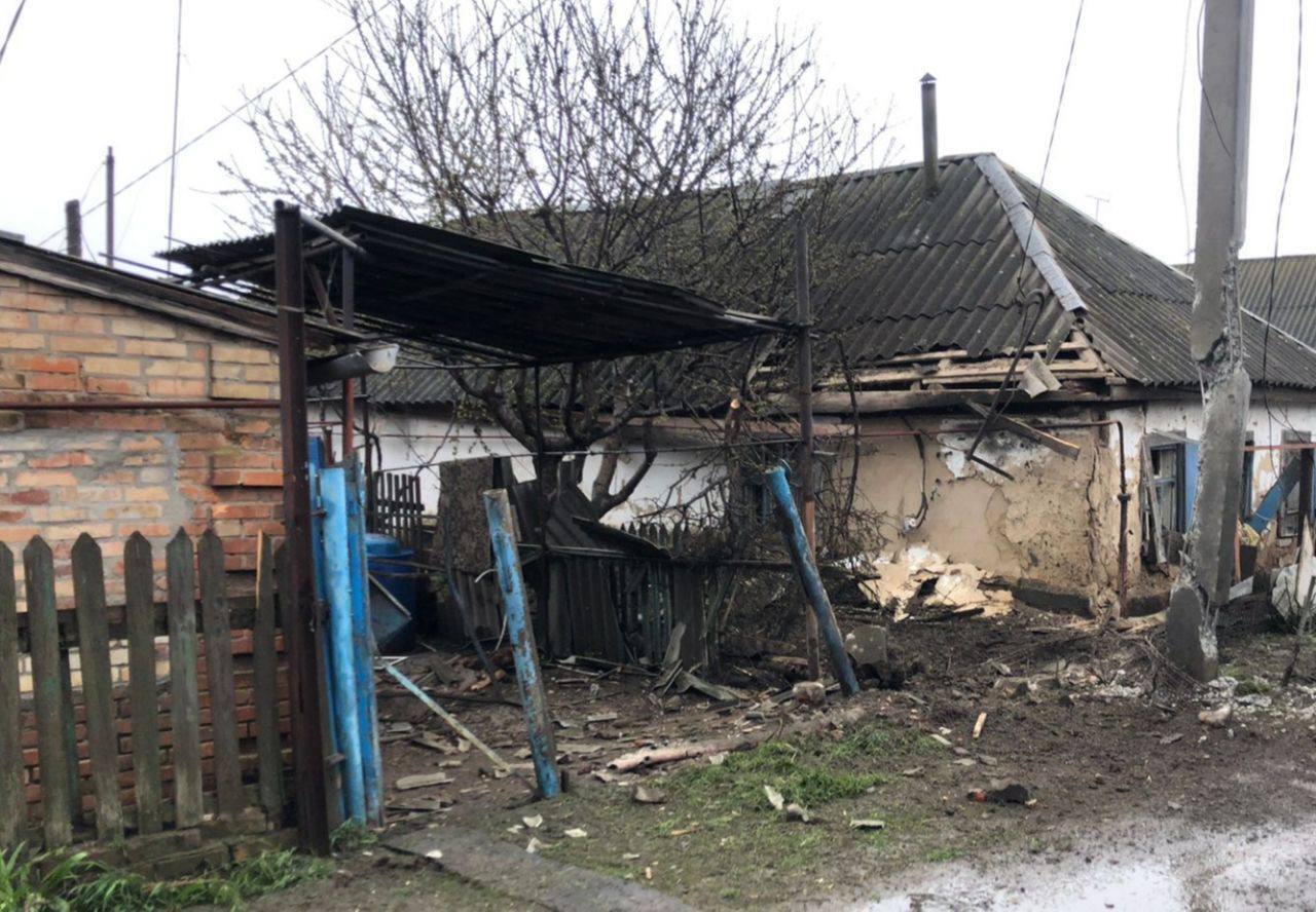 Оккупанты ударили по Никополю, людей спасали из-под завалов. Фото