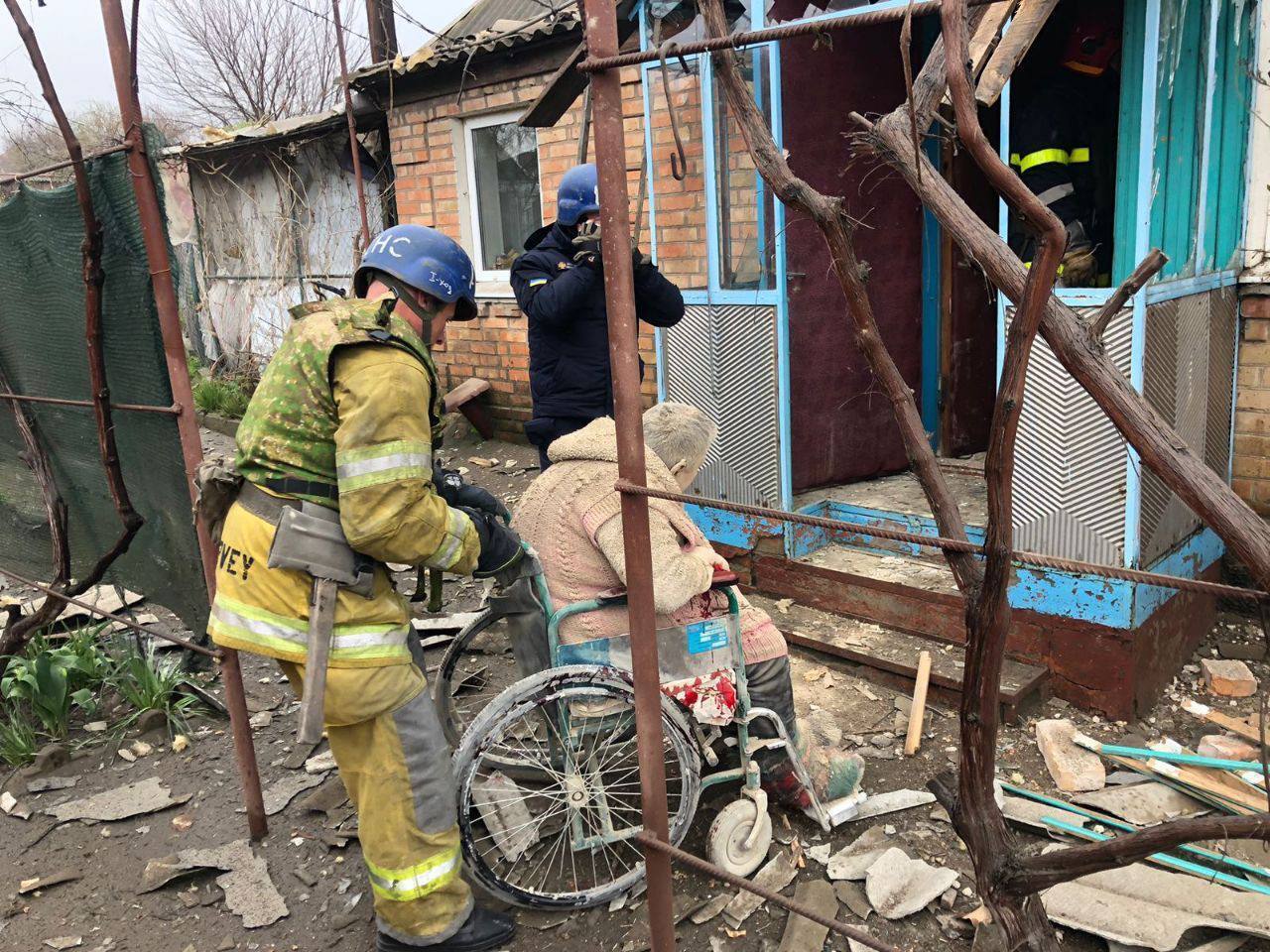 Окупанти вдарили по Нікополю, людей рятували з-під завалів. Фото