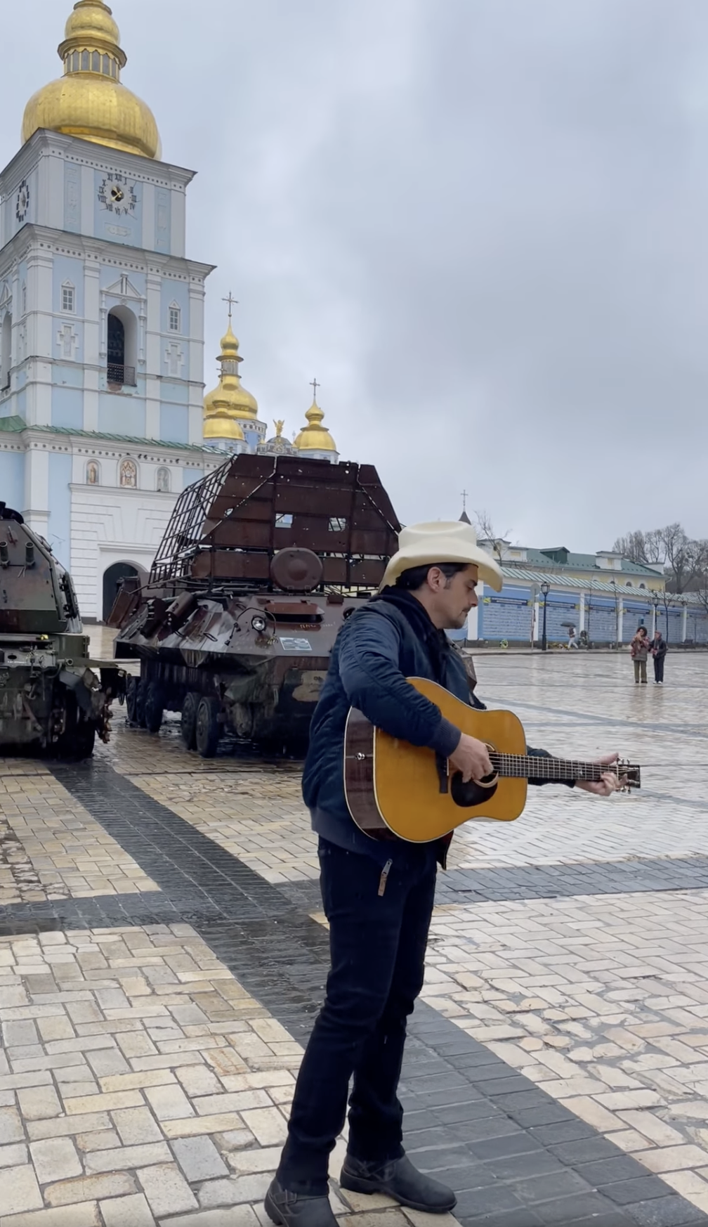 До Києва приїхала зірка кантрі-музики Бред Пейслі: триразовий володар "Греммі" заспівав "Червону руту" в центрі міста. Відео