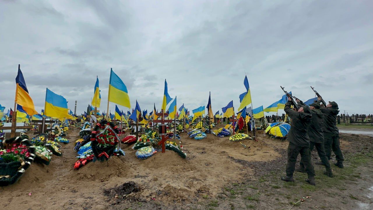 У Харкові попрощалися із відомим художником і музикантом Антоном Дербіловим, який загинув в боях за Луганщину. Фото