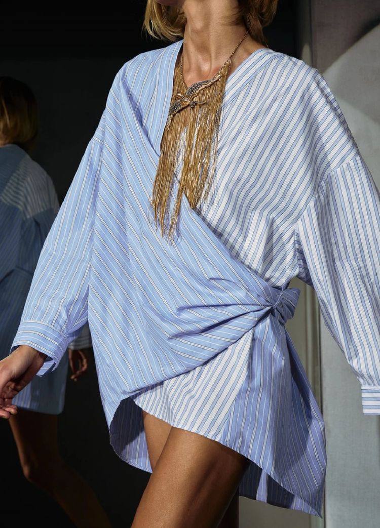 Покорят всех! Названы самые модные женские рубашки весны 2023, которые помогут создать идеальный образ. Фото