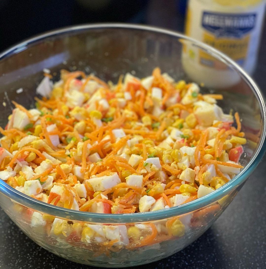 Салат с крабовыми палочками и морковью
