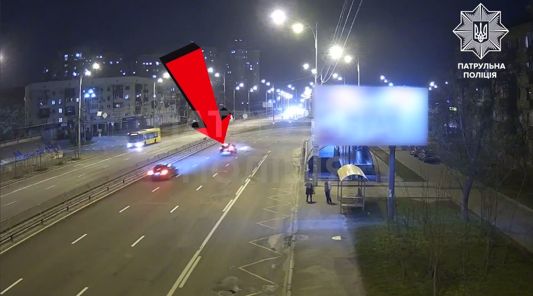 В Киеве на проспекте Каденюка легковушка протаранила забор, вылетела на клумбу и несколько раз перевернулась. Видео