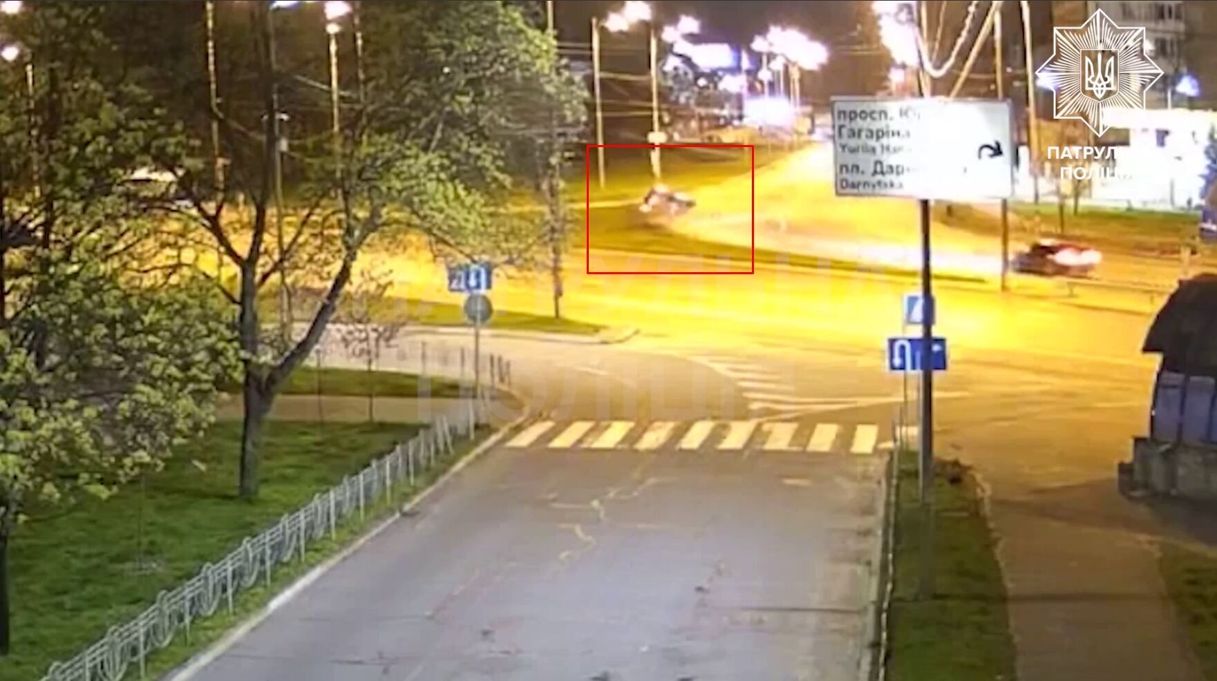 В Киеве на проспекте Каденюка легковушка протаранила забор, вылетела на клумбу и несколько раз перевернулась. Видео