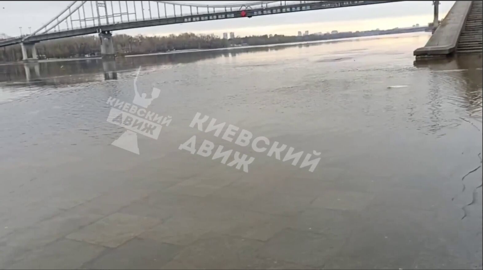 В Киеве из-за подъема воды затопило набережную на Подоле. Фото и видео