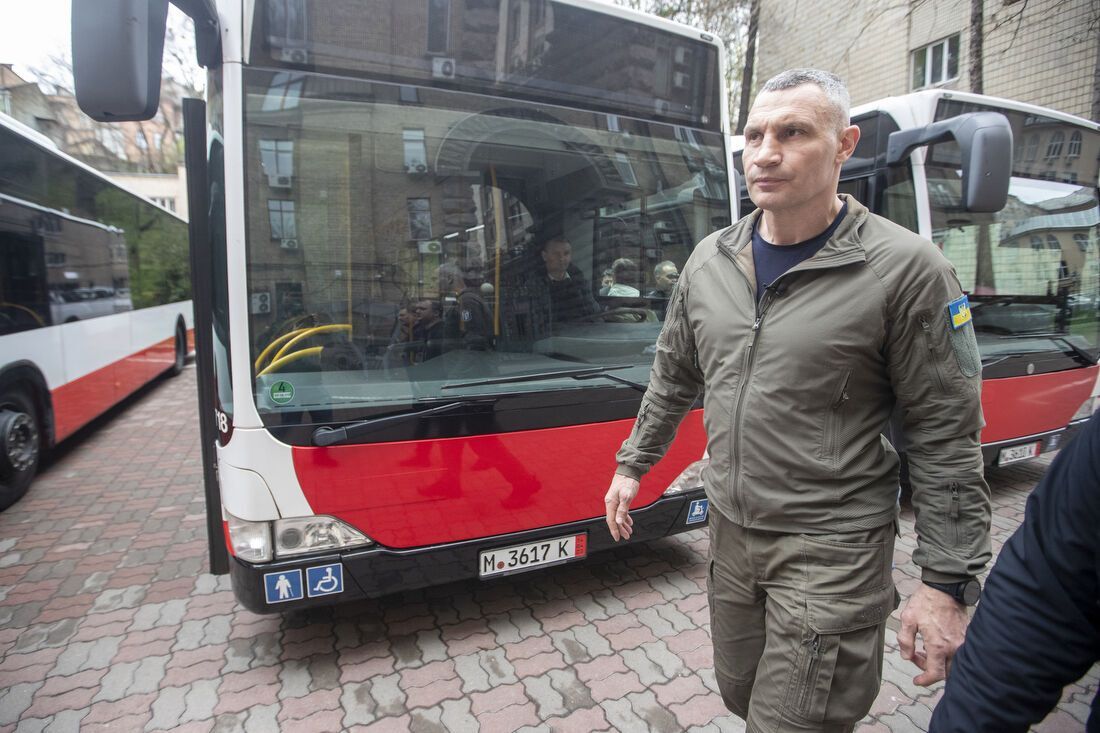 Київ отримав ще чотири сучасних міських автобуси з Німеччини, – Кличко