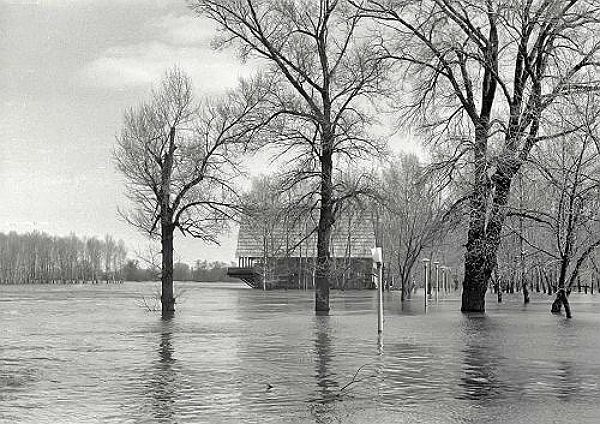 В сети показали последствия наводнения в Гидропарке в Киеве в 1970 году. Архивные фото