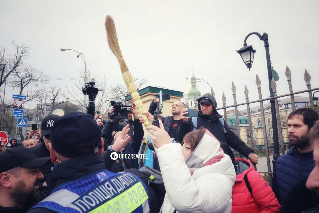 Прийшла з віником: скандальна активістка УПЦ МП Вікторія Кохановська влаштувала нову провокацію в Лаврі. Фото і відео 