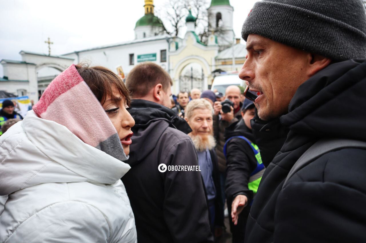 Прийшла з віником: скандальна активістка УПЦ МП Вікторія Кохановська влаштувала нову провокацію в Лаврі. Фото і відео 