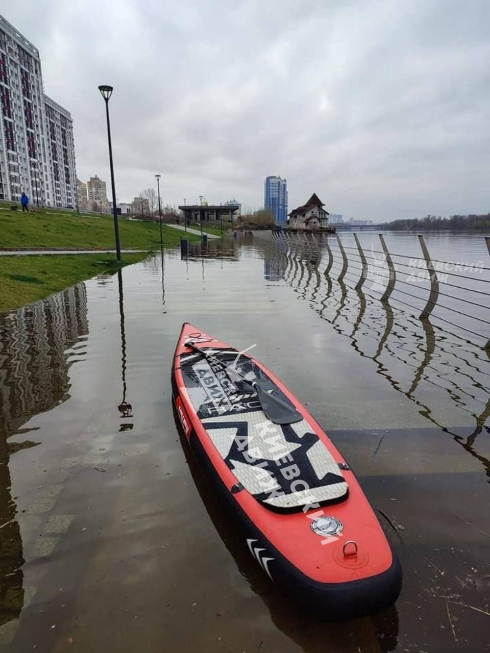 В ход пошли Sup-доски: в сети показали последствия подтопления левого берега Киева и Киевщины. Фото, видео