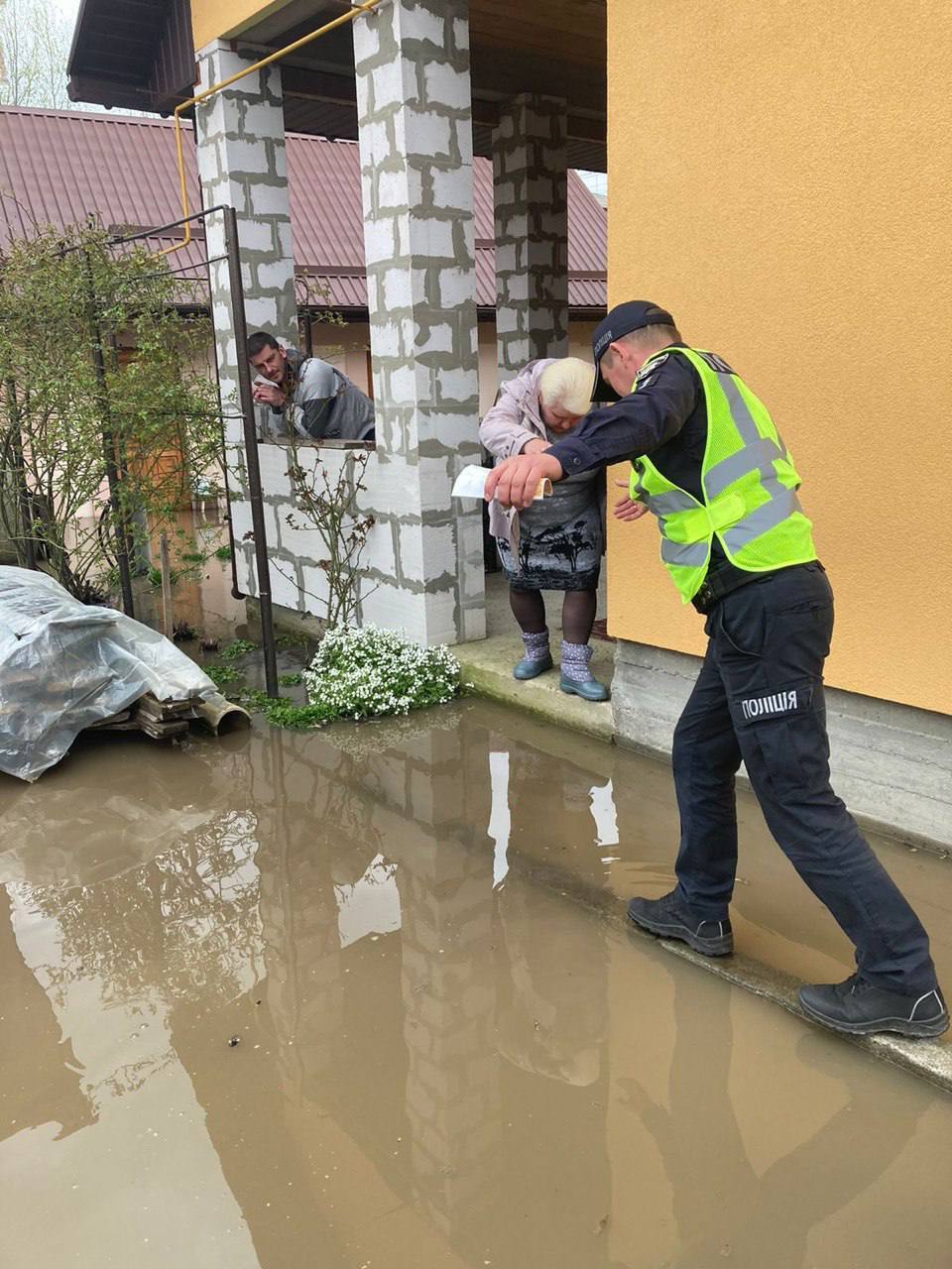 В хід пішли Sup-дошки: у мережі показали наслідки підтоплення лівого берегу Києва та Київщини. Фото, відео