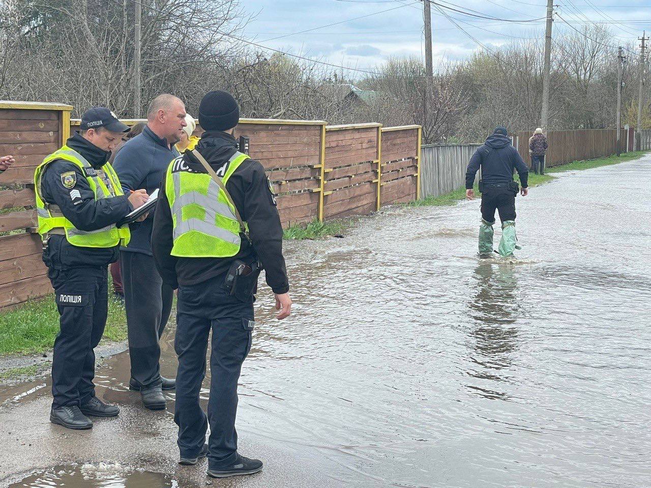 В ход пошли Sup-доски: в сети показали последствия подтопления левого берега Киева и Киевщины. Фото, видео