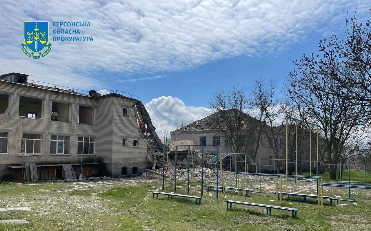 Оккупанты ударили управляемыми авиабомбами по Змиевке на Херсонщине: есть погибший и раненый