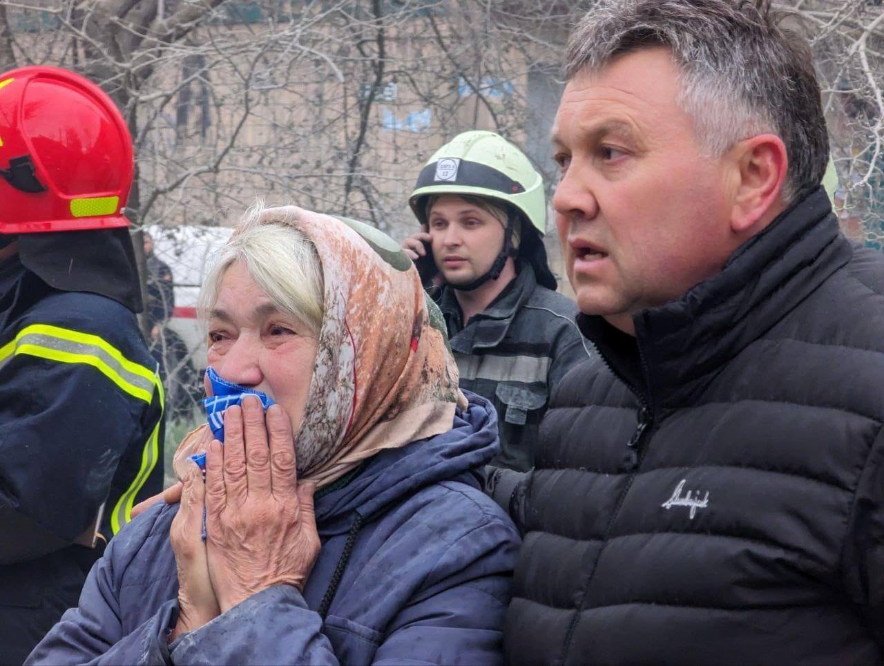Під завалами може бути ще п’ятеро людей: у ДСНС розповіли про порятунок жертв російського обстрілу в Слов’янську. Фото