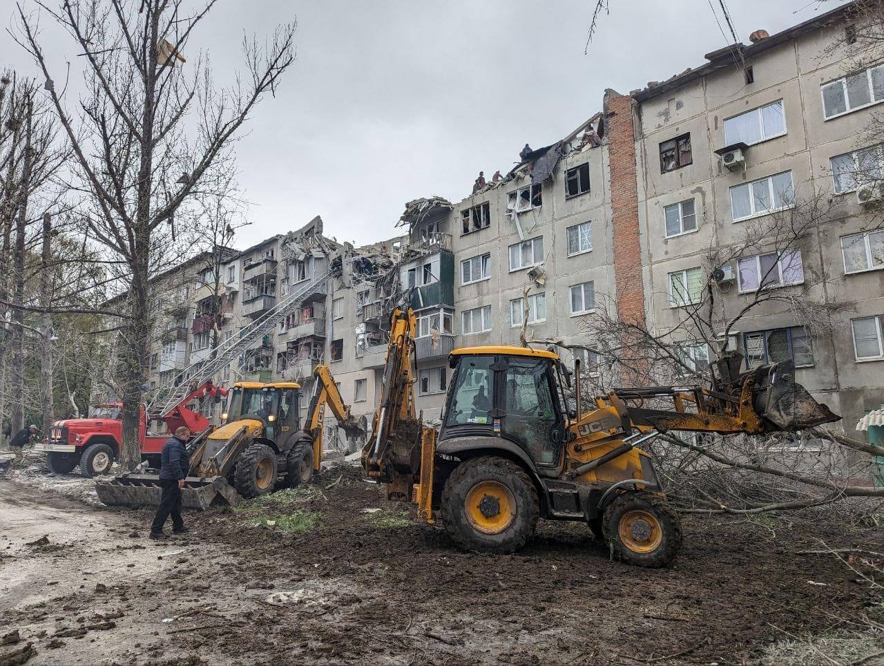 Под завалами может быть еще пять человек: в ГСЧС рассказали о спасении жертв российского обстрела в Славянске. Фото
