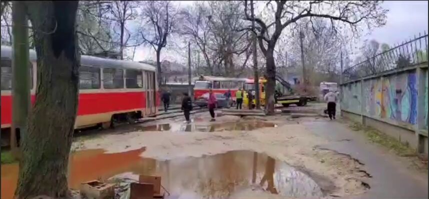 В Киеве на Куреневке водитель легковушки пытался сократить путь и застрял на трамвайном пути. Видео