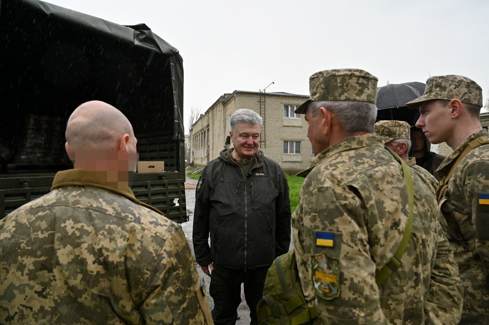 Порошенко привіз техніку артилеристам, які потопили "Москву". Фото та відео