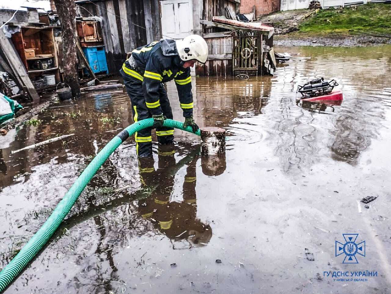 В Иванкове на Киевщине из-за подъема воды подтопило временную переправу: как объехать. Фото