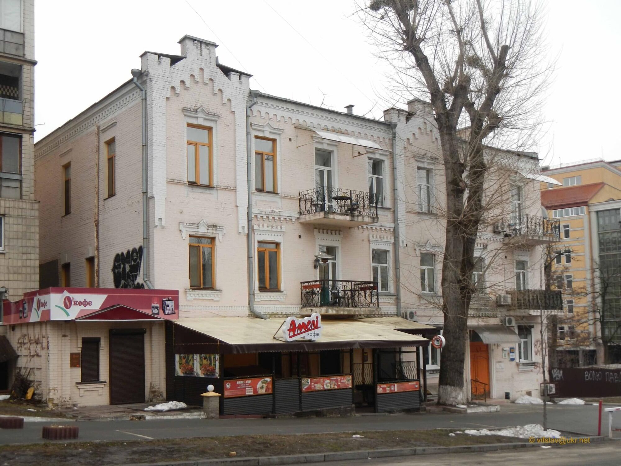 У центрі Києва почали розбирати пам’ятку архітектури "Будинок з комахами". Фото