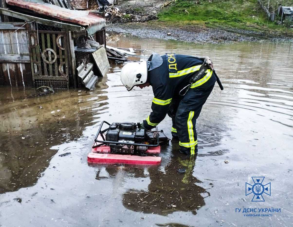 В Иванкове на Киевщине из-за подъема воды подтопило временную переправу: как объехать. Фото