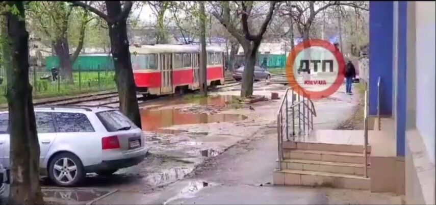 У Києві на Куренівці водій легковика намагався скоротити шлях та застряг на трамвайній колії. Відео