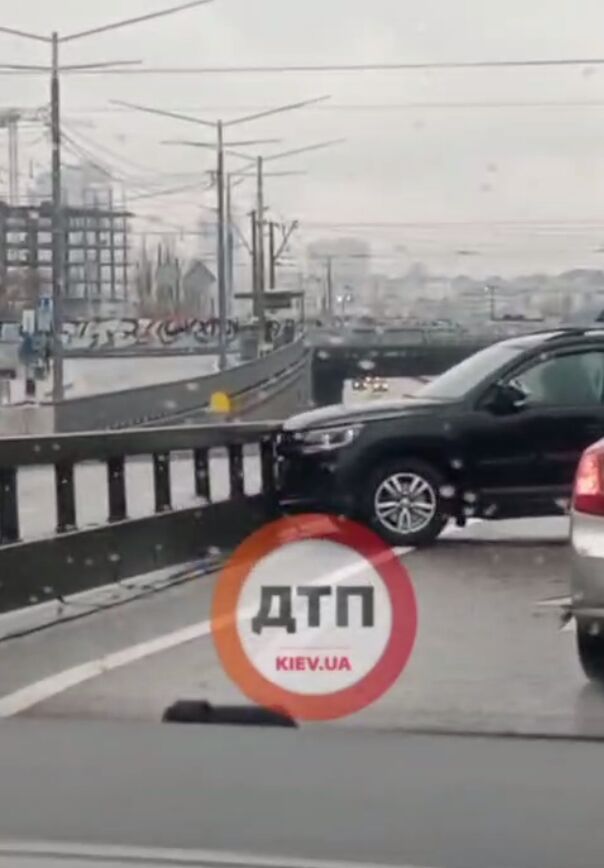 В Киеве на проспекте Бандеры столкнулись легковушка и грузовик: возникла пробка. Видео