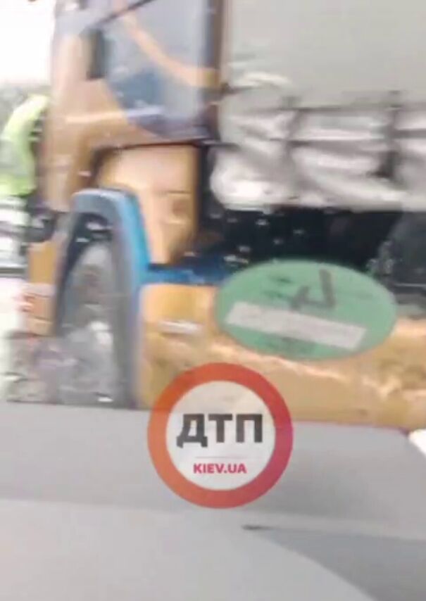 В Киеве на проспекте Бандеры столкнулись легковушка и грузовик: возникла пробка. Видео
