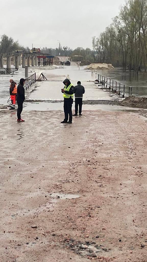 В Іванкові на Київщині через підйом води підтопило тимчасову переправу: як об’їхати. Фото