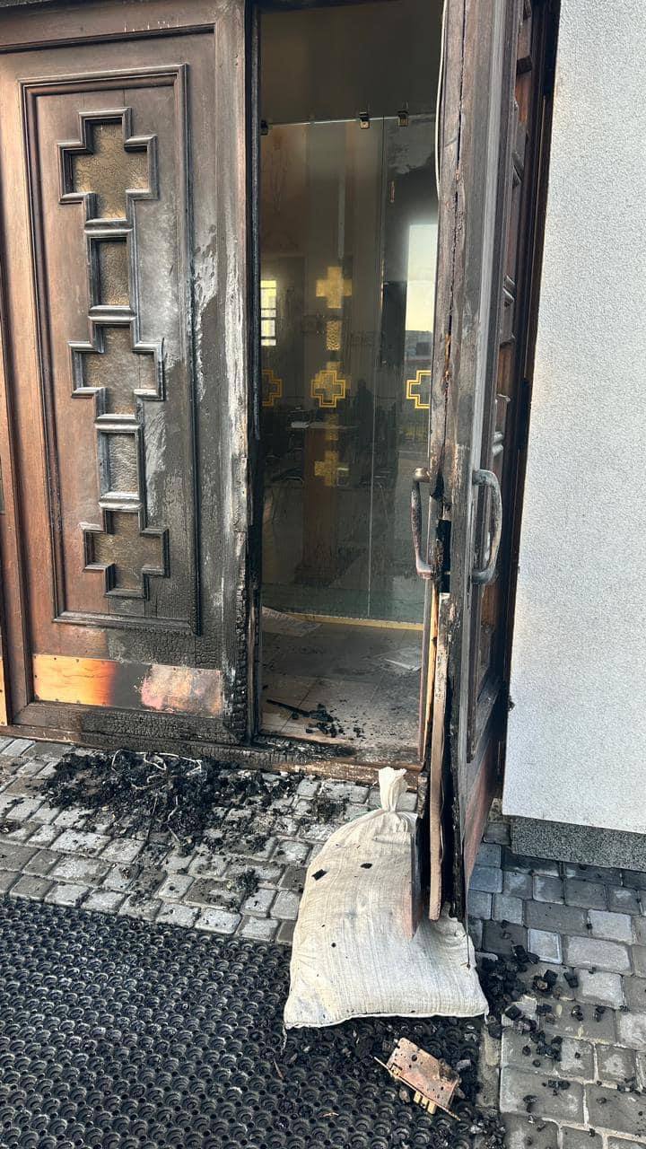У Львові у Страсну п'ятницю підпалили церкву Різдва Пресвятої Богородиці УГКЦ: зловмисника затримали. Фото