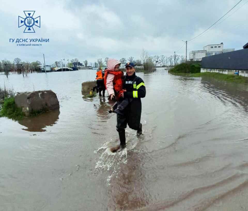 Під Києвом рятувальники евакуювали дітей та дорослих, які перебували на підтопленій території. Фото