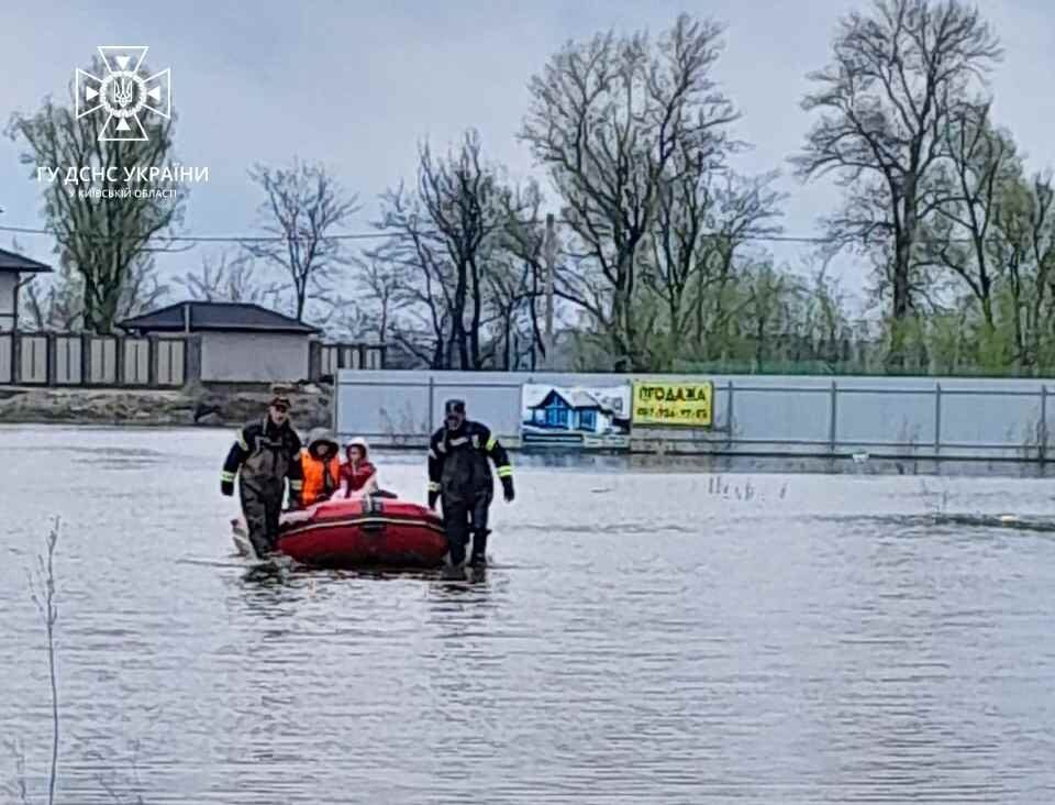 Под Киевом спасатели эвакуировали детей и взрослых, находившихся на подтопленной территории. Фото