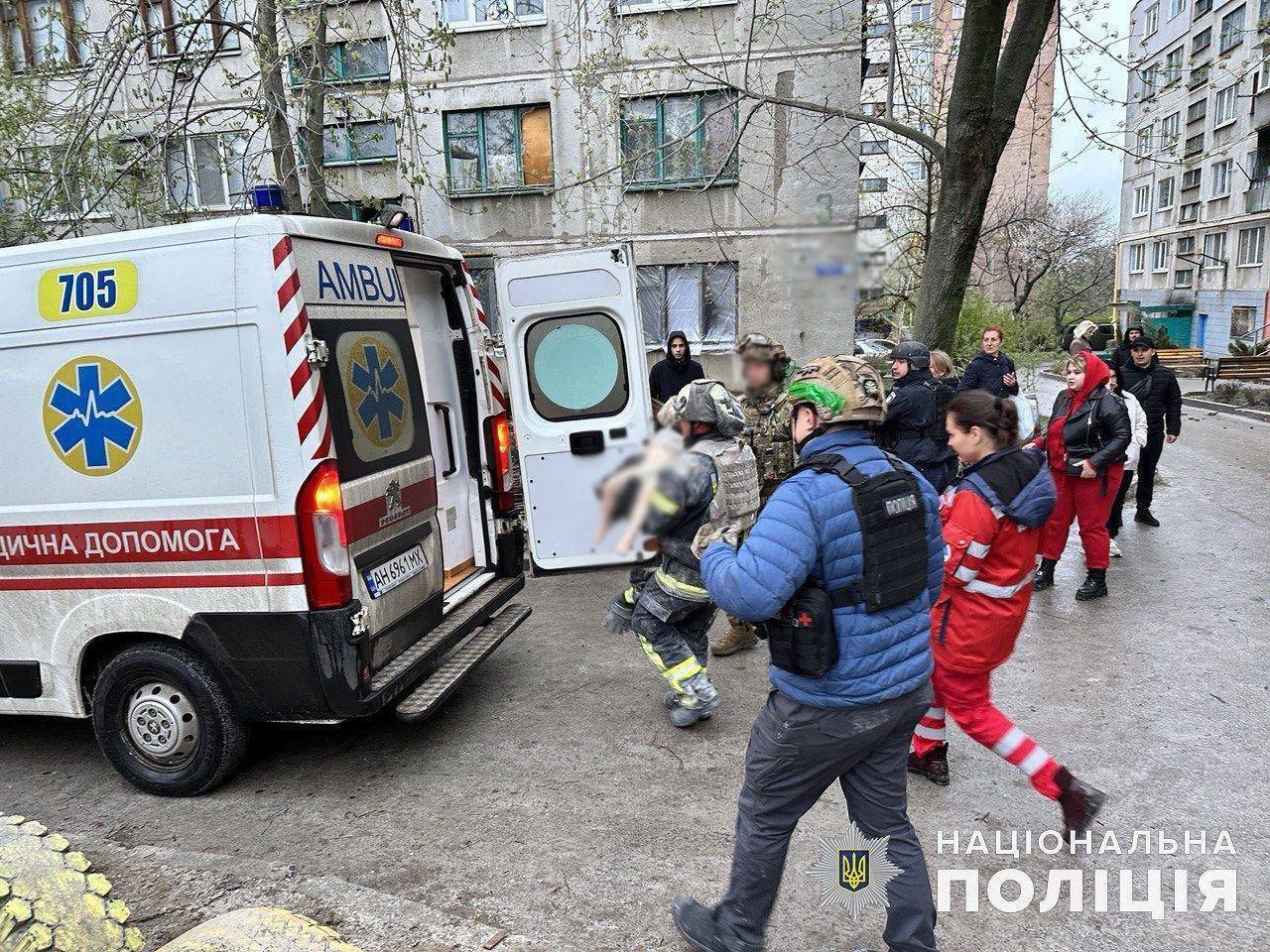 Число погибших от удара РФ по Славянску возросло до 11, 23 человека ранены. Фото и видео